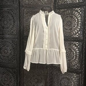 cute white blouse button down and in great condition